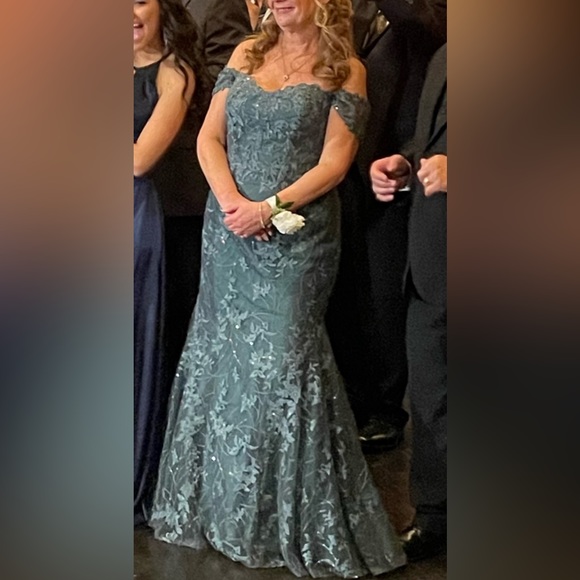 Selling mother of the bride dress worn once! Gorgeous ! - Picture 6 of 9